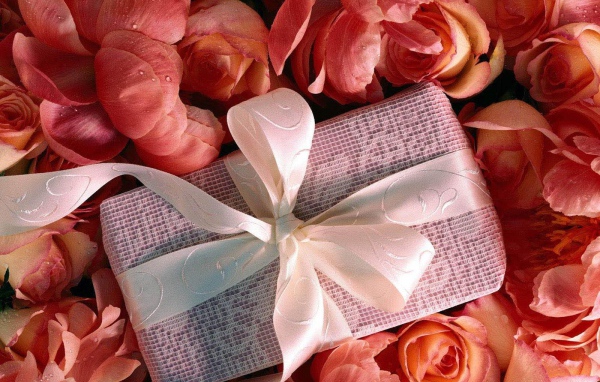 Подарок среди лепестков на День Святого Валентина 14 февраля