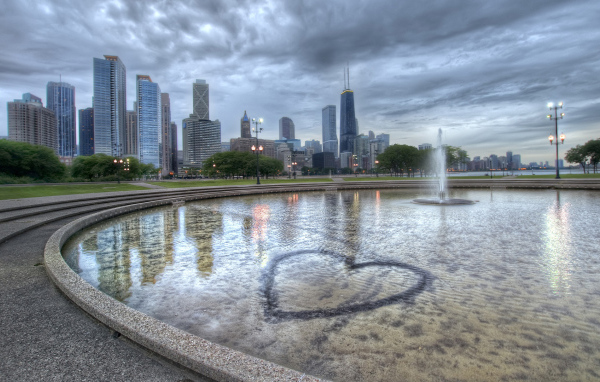 Сердце в фонтане на День Влюбленных 14 февраля