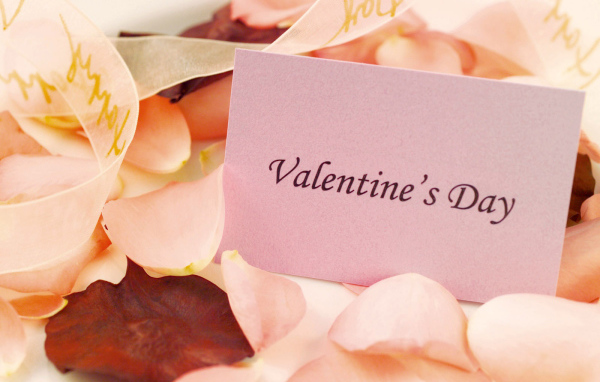 Записка среди лепестков на День Святого Валентина 14 февраля