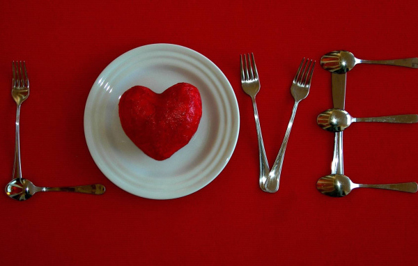 Признание из посуды на День Святого Валентина 14 февраля