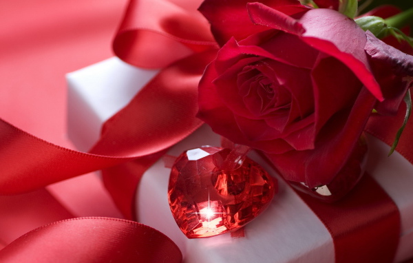 Роза с кристаллом на День Святого Валентина