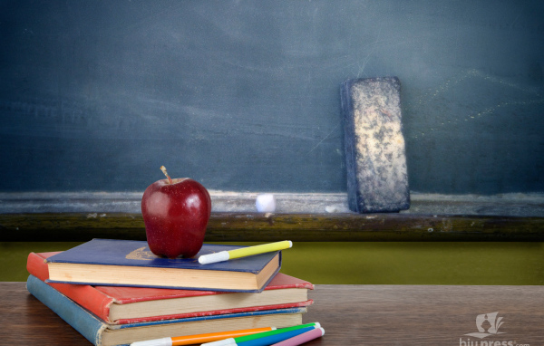 Яблоко на книгах в День знаний 1 сентября