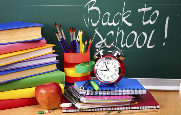 Книги и будильник в День знаний 1 сентября