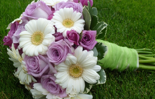 Фиолетовые розы в красивом букете