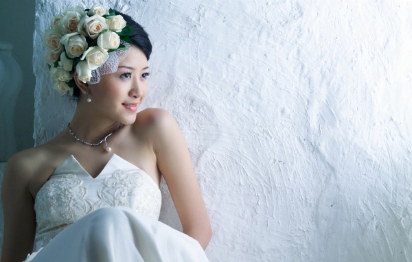 The bride at the white wall