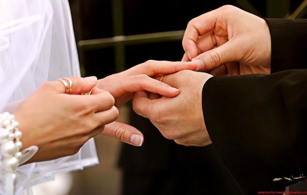 Жених одевает кольцо невесте