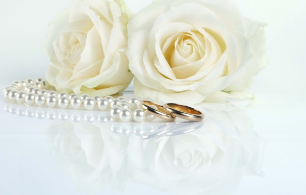 Белые розы и свадебные кольца