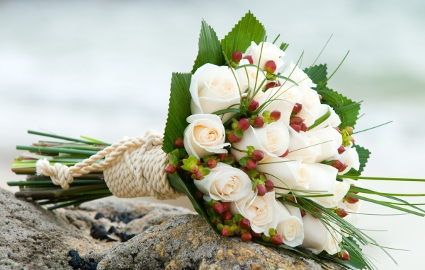 Белые розы в свадебном  букете
