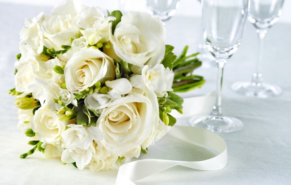 White roses in a wedding bouquet on the table