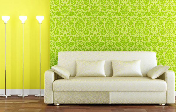 Белый диван на фоне зеленых обой