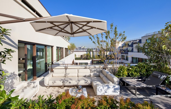 Белый диван на веранде