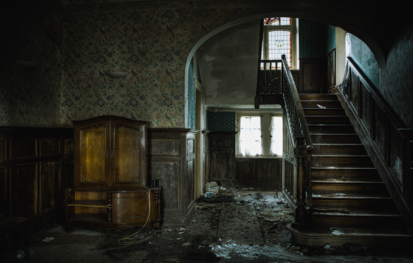 Заброшенный старый дом