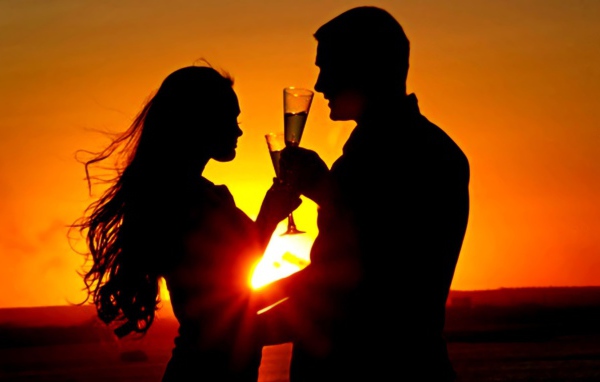 Бокал шампанского на закате