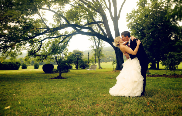 Поцелуй влюбленных в парке