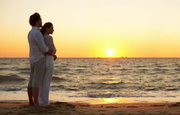 Милая пара на пляже