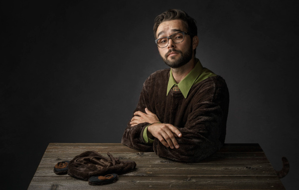 Мужчина в костюме медведя