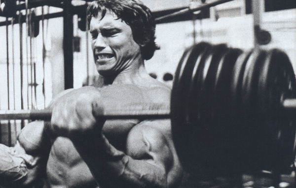 Арнольд Шварценеггер с штангой