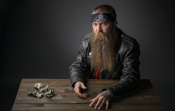 Бородатый байкер за столом