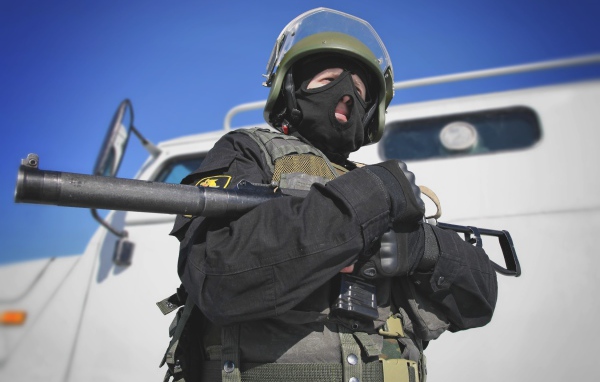 Спецназовец с оружием