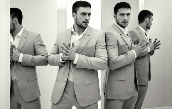 В костюме среди зеркал