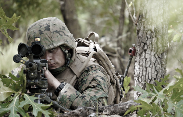 Солдат целится из винтовки
