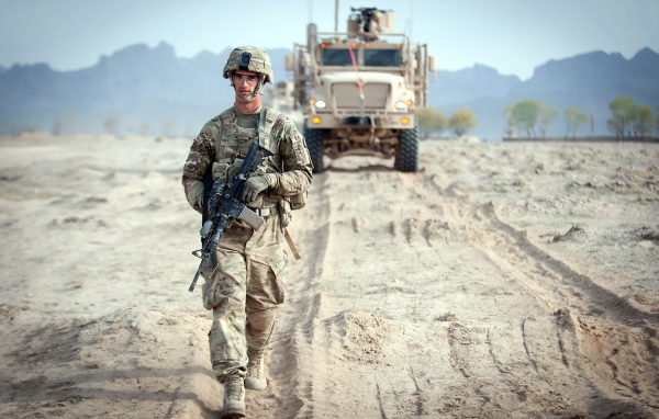 Солдат идет по колее