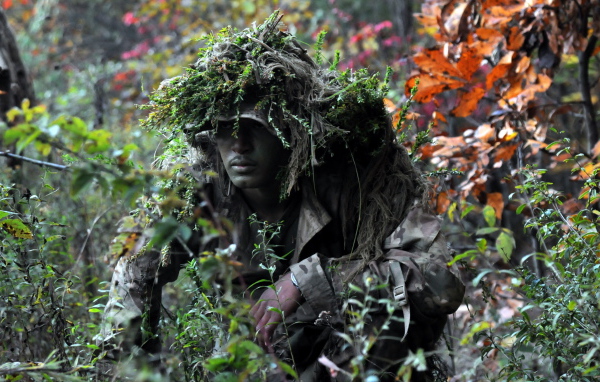 Солдат в маскировке