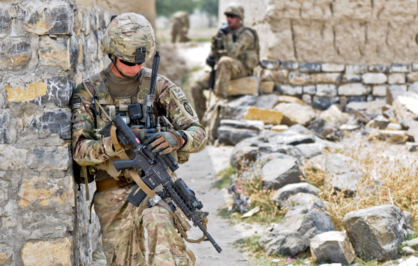 Солдат у каменной стены