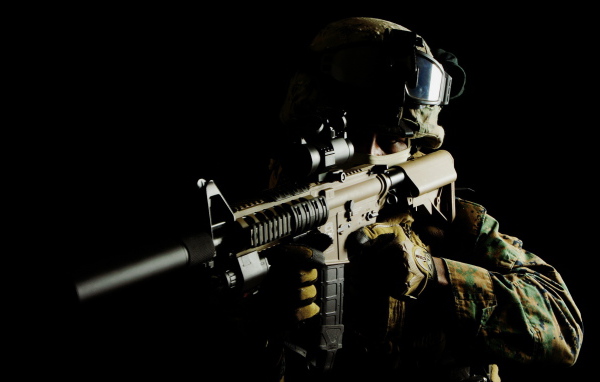 Солдат на черном фоне с автоматом
