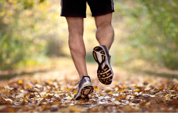 Мужчина в кедах на пробежке