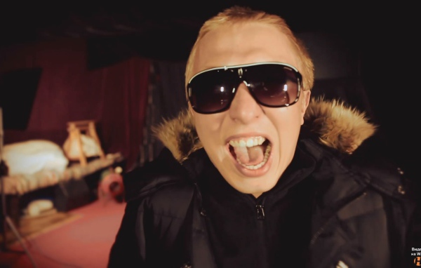 Популярный актер Витя АК