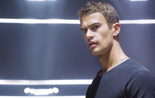 Знаменитость Тео Джеймс