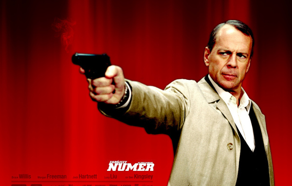 Брюс Уильямс с пистолетом