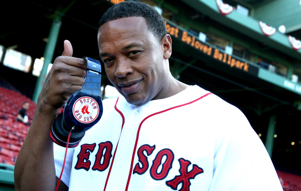 Др. Дре с наушниками