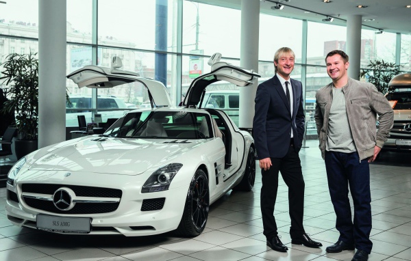 Евгений Плющенко в автосалоне