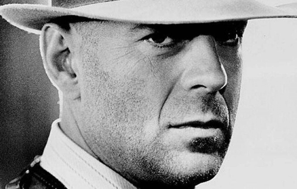 Известный актер Брюс Уиллис в белой шляпе