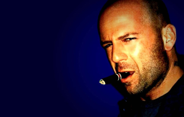 Известный актер Брюс Уиллис курит сигару