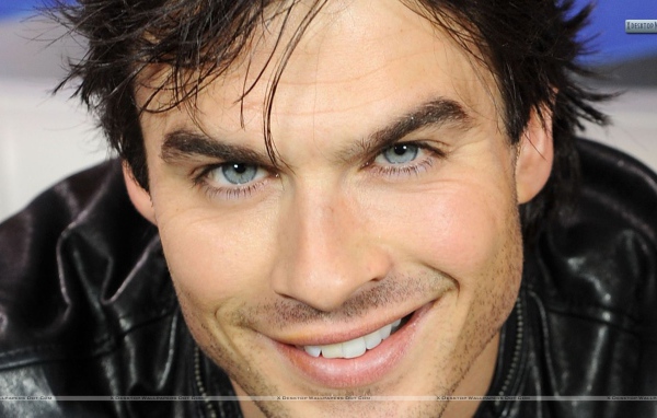 Йен Сомерхолдер улыбается