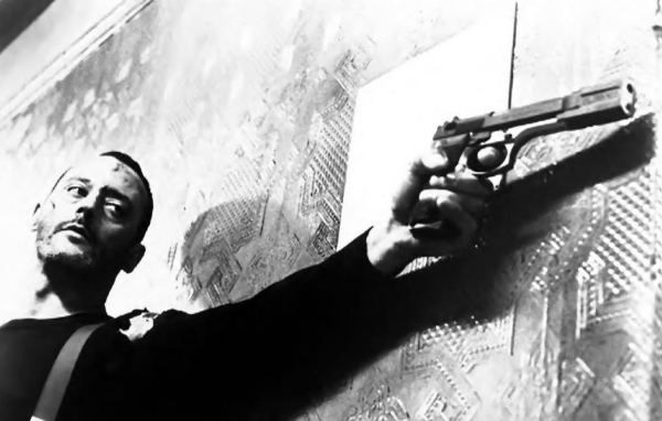 Жан Рено с пистолетом