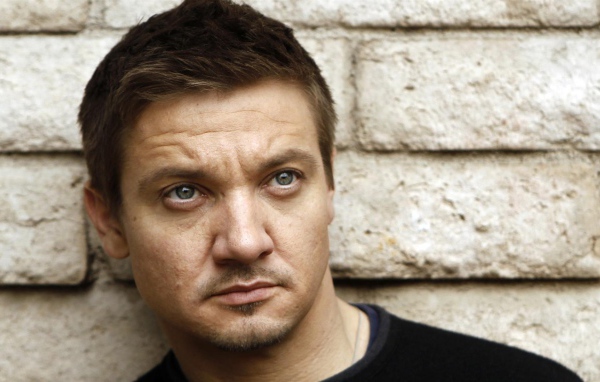 Джереми Реннер крупным планом