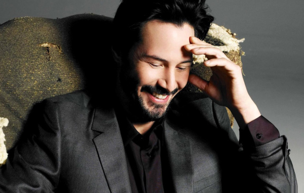 Киану Ривз смеется