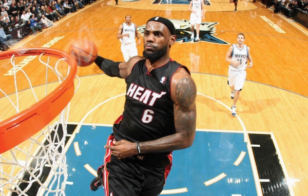 Леброн Джеймс на баскетбольной площадке