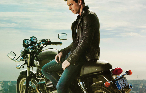 Марио Касас и мотоцикл