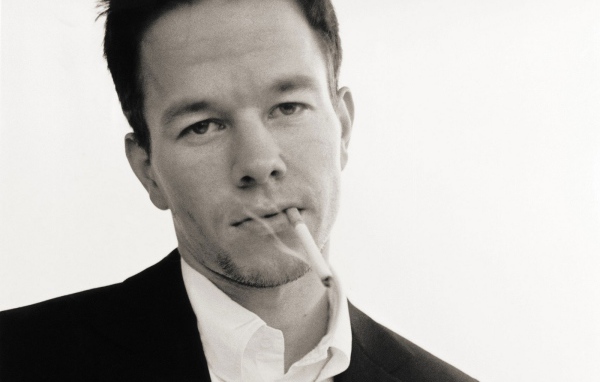 Марк Уолберг курит