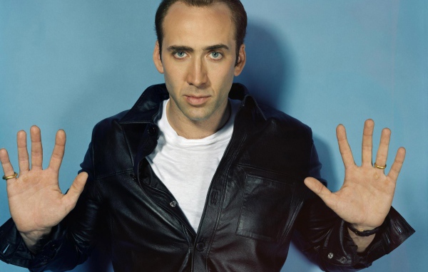 Николас Кейдж в кожаной куртке