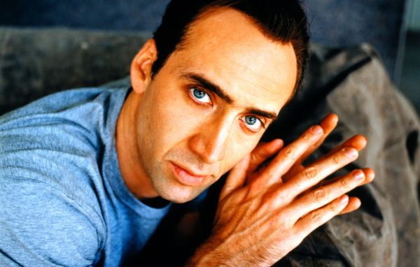 Николас Кейдж на диване