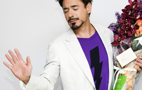 Роберт Дауни с букетом