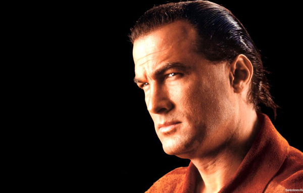 Стивен Сигал на темном фоне