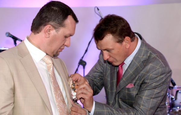 Награду вручает Марат Башаров