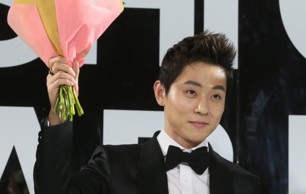 Виктор Ан в смокинге